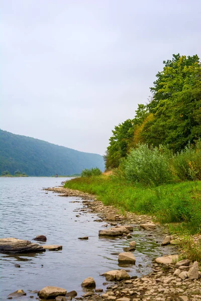 Fotoğraf büyük nehir, plaj görüntülemek