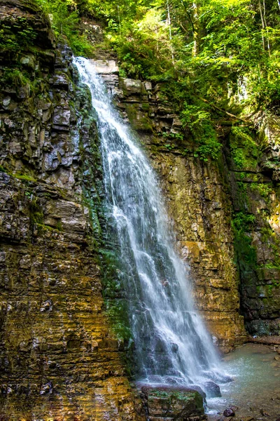 Foto de alta cachoeira nas montanhas dos Cárpatos — Fotografia de Stock