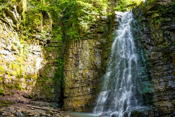 Photo de cascade haute dans les montagnes des Carpates — Photo