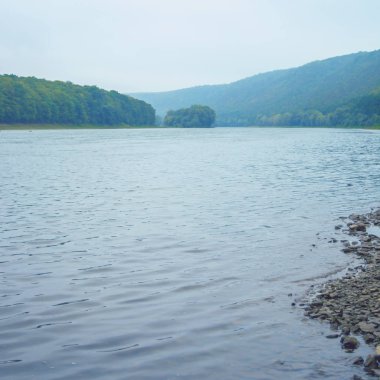 Fotoğraf büyük nehir, plaj görüntülemek