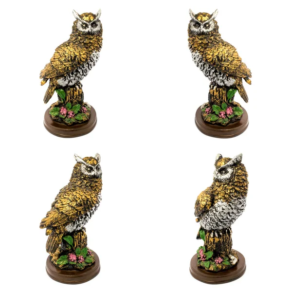 Çiçekli beyaz bir arka plan üzerinde izole altın baykuş heykelcikler