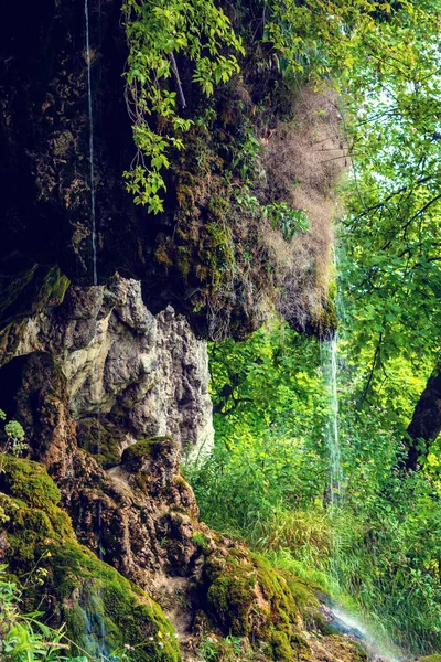 Foto di piccola cascata che scorre in grotta — Foto Stock