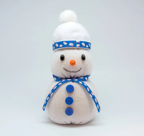 Foto de muñeco de nieve aislado sobre fondo neutro — Foto de Stock
