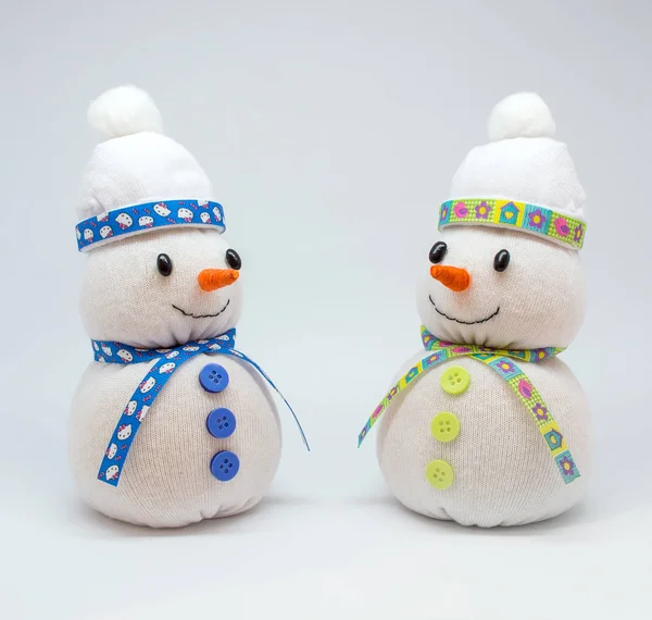 Nötr arka plan üzerinde izole snowmans fotoğrafı — Stok fotoğraf