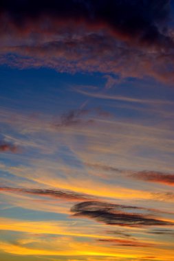 Fotoğraf gökyüzü üzerinde kara bulutlar ile turuncu günbatımı