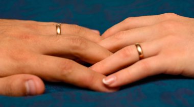 Fotoğraf el ile mavi arka plan üzerinde güzel alyans