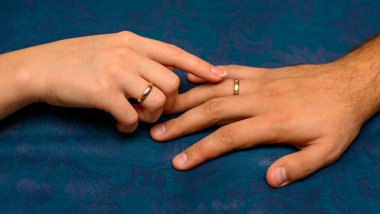 Fotoğraf el ile mavi arka plan üzerinde güzel alyans