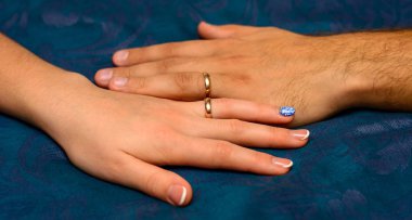 Fotoğraf el ile mavi arka plan üzerinde güzel alyans