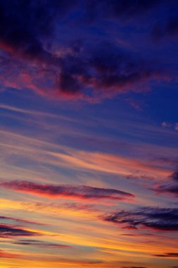 Fotoğraf gökyüzü üzerinde kara bulutlar ile turuncu günbatımı