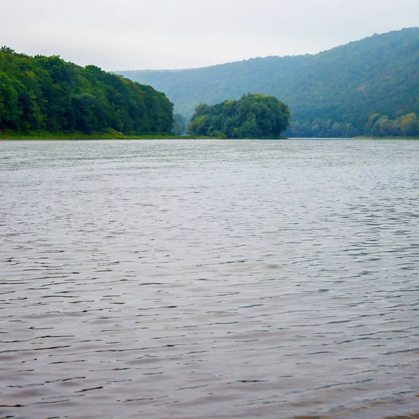 Photo de grande rivière, vue de la plage — Photo