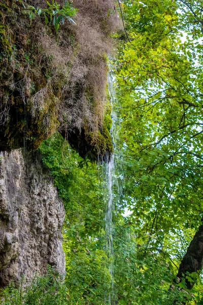 Foto de pequena cachoeira fluindo na caverna — Fotografia de Stock