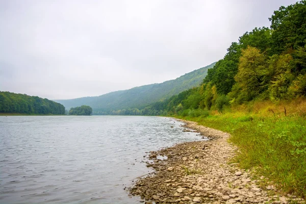 Photo de grande rivière, vue de la plage — Photo