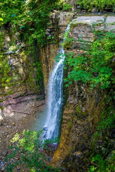Zdjęcie z wysokim wodospadem w Karpatach — Zdjęcie stockowe