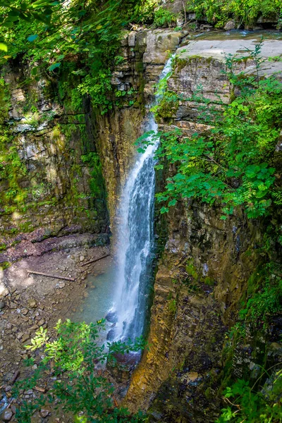 Fotoğraf Karpat Dağları'nda yüksek şelale — Stok fotoğraf