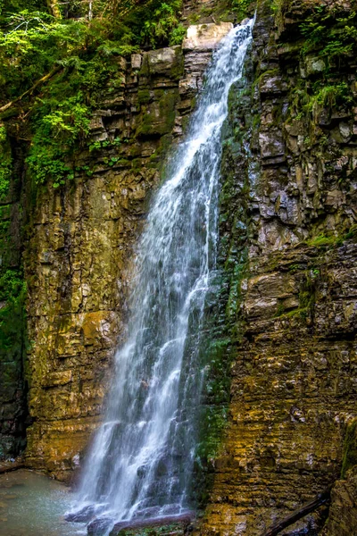 Foto de alta cachoeira nas montanhas dos Cárpatos — Fotografia de Stock