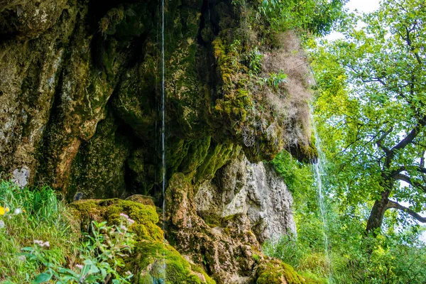 Foto eines kleinen Wasserfalls, der in der Höhle fließt — Stockfoto