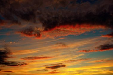 Fotoğraf gökyüzü üzerinde kara bulutlar ile turuncu günbatımı
