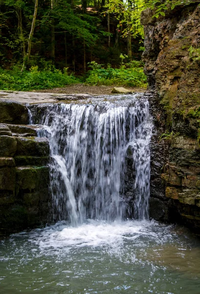 Foto eines kleinen Wasserfalls in den Karpaten — Stockfoto