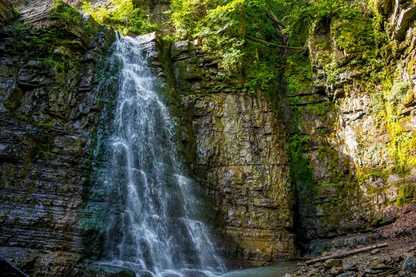 Photo de cascade haute dans les montagnes des Carpates — Photo