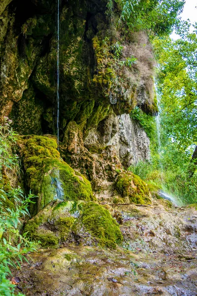 Foto eines kleinen Wasserfalls, der in der Höhle fließt — Stockfoto