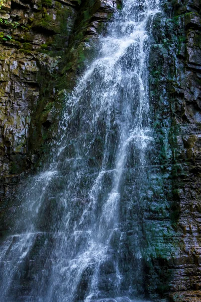 Foto eines hohen Wasserfalls in den Karpaten — Stockfoto