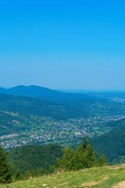Karpat Vadisi 'ndeki güzel yerleşim yerinin fotoğrafı. Yaz günü dağlarda.