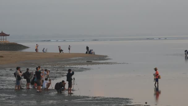 巴厘岛沙努尔海滩的晨景 — 图库视频影像