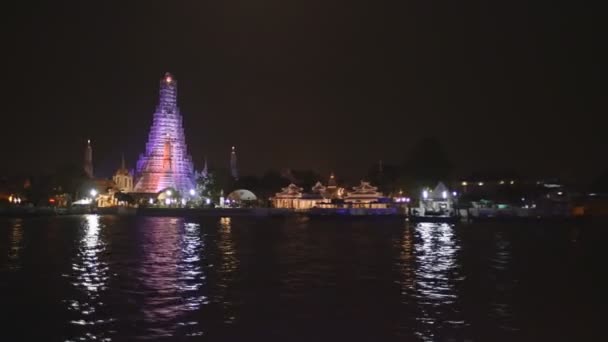 Vista notturna di Bangkok dal fiume Chao Phraya — Video Stock