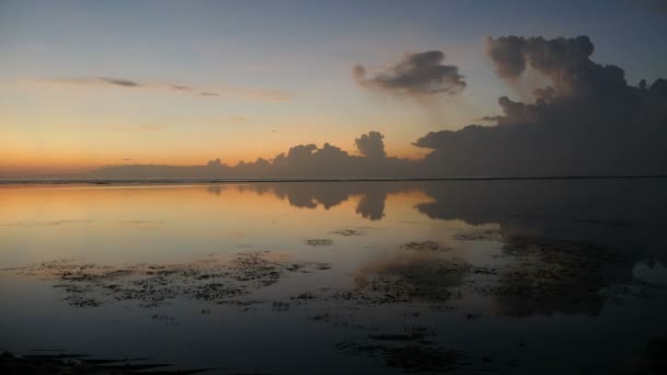 Утренний пейзаж пляжа Санур, Бали — стоковое видео