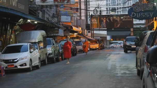 Les moines marchent à Patpong tôt le matin — Video