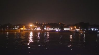 Bangkok Chao Phraya River gece görünümü