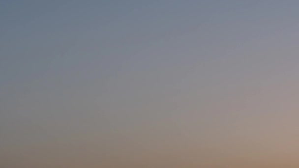 4K Timelapse du ciel clair au coucher du soleil 