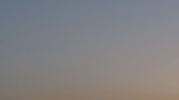 Timelapse du ciel clair au coucher du soleil 