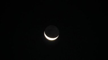 Hilal earthshine