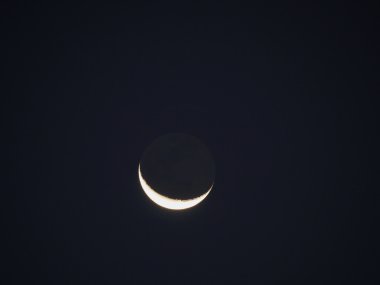 Hilal earthshine
