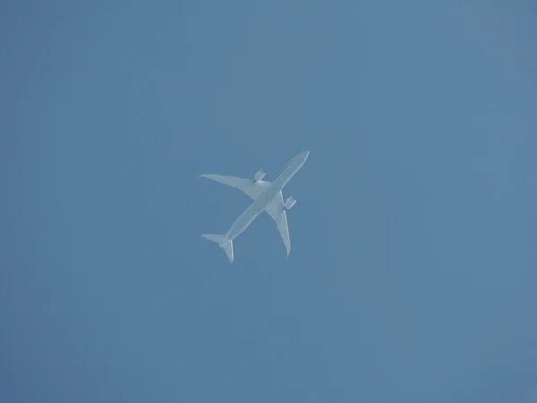 푸른 하늘에 비행기 (표준시 350kn 및 14, 600feet) — 스톡 사진