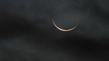 Hilal ay (Tokyo, Japonya-Ekim 29, 2016 earthshine)