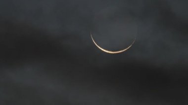 Hilal ay (Tokyo, Japonya-Ekim 29, 2016 earthshine)