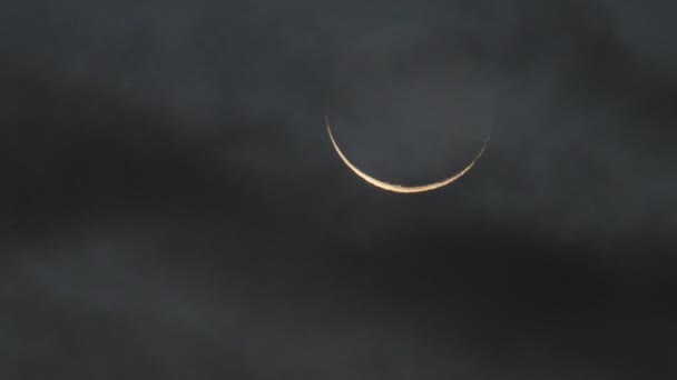 Earthshine crescent Moon (Tokio, Japonsko-Říjen 29, 2016) — Stock video