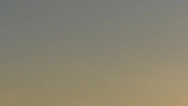4K Timelapse du ciel clair au coucher du soleil 