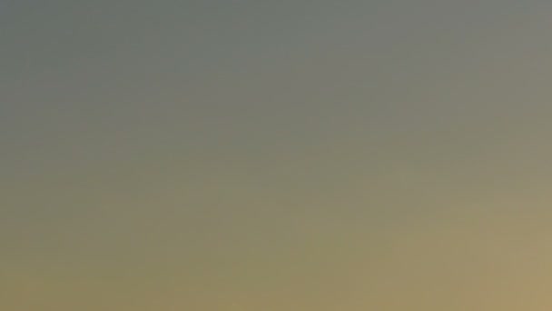 Timelapse du ciel clair au coucher du soleil 