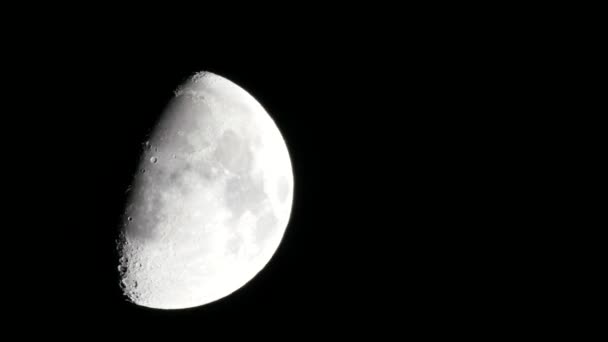 4 k Half moon wkrótce widoczne po zachodzie słońca (nie Cg, nie upływ czasu) — Wideo stockowe