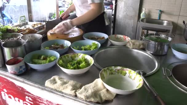 (4k) Kochen im thailändischen Restaurant — Stockvideo