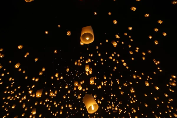 Festival da lanterna do céu (yee peng lanna) em Chaing Mai, Tailândia — Fotografia de Stock