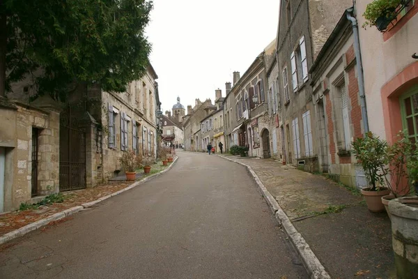 Δρόμος προς Basilique Sainte-Marie-Madeleine de Vezelay σε Vezelay, ένα από το πιο όμορφο χωριό στη Γαλλία — Φωτογραφία Αρχείου