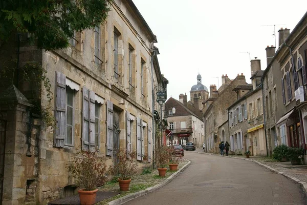 Straße zur basilique sainte-marie-madeleine de vezelay in vezelay, einem der schönsten Dörfer Frankreichs — Stockfoto