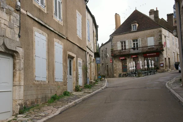 Estrada para Basilique Sainte-Marie-Madeleine de Vezelay em Vezelay, uma das mais belas aldeias da França — Fotografia de Stock