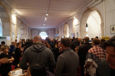 Şarap tatma sitesinde Les Trois nın de Bourgogne 2016 (üç görkemli gün) Beaune'da