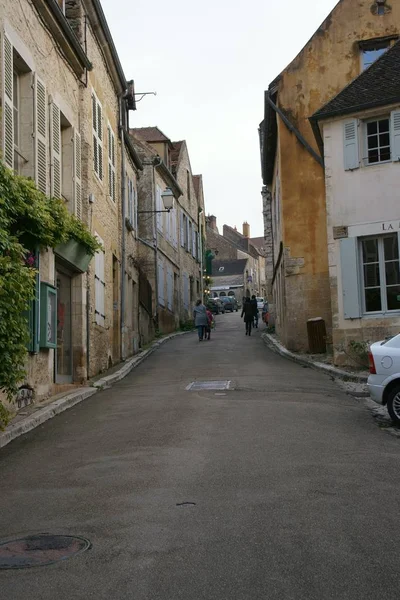 Droga do Basilique Sainte-Marie-Madeleine de Vezelay w Vézelay, jedną z najpiękniejszych miejscowości we Francji — Zdjęcie stockowe