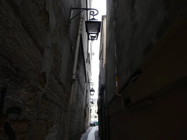 The narrowest street in Paris---Rue de Chat qui peche — Stock Photo, Image